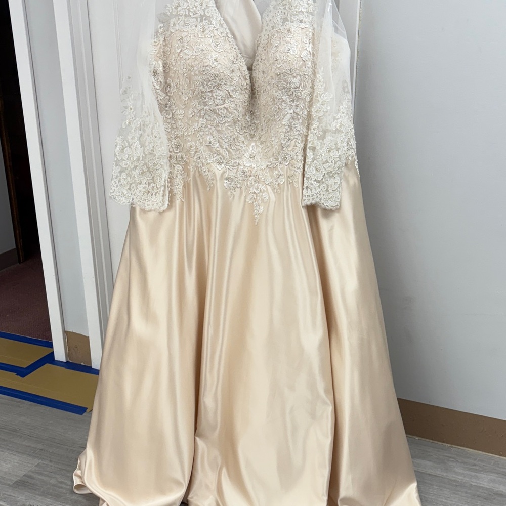 Michelle bridal size 32 Elegant Lace and Satin Wedding Dress like new